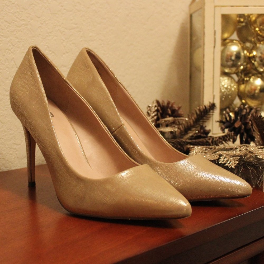 Mix #6 Gold Heels Size 10